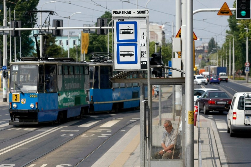 08.06.2011 wroclaw ulica krakowska . przystanek tramwajowy...