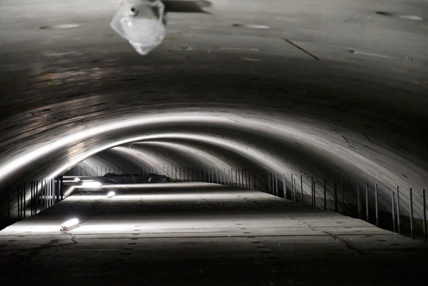 Kanały technologiczne oraz ogólne ujęcia z wnętrza tunelu i...