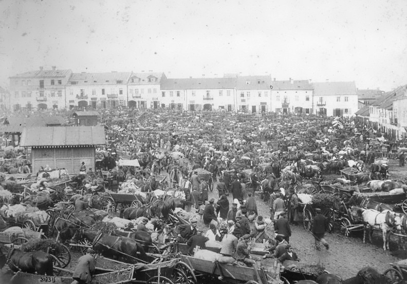 1902 , Targ na rynku w Ostrowcu Świętokrzyskim.