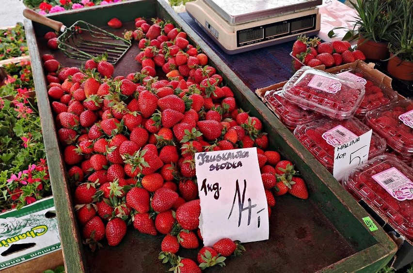 Polskie truskawki są jędrne, ale mają często nieregularny...