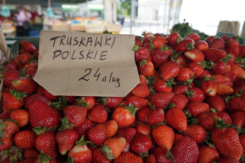 Wiele osób zastanawia się, jak odróżnić polskie truskawki od...