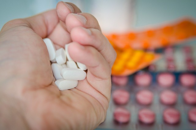 Małopolski NFZ przestrzega przed przyjmowaniem "tabletkowych koktajli" i zapraszają na cykl spotkań z farmaceutami "Leki pod kontrolą"