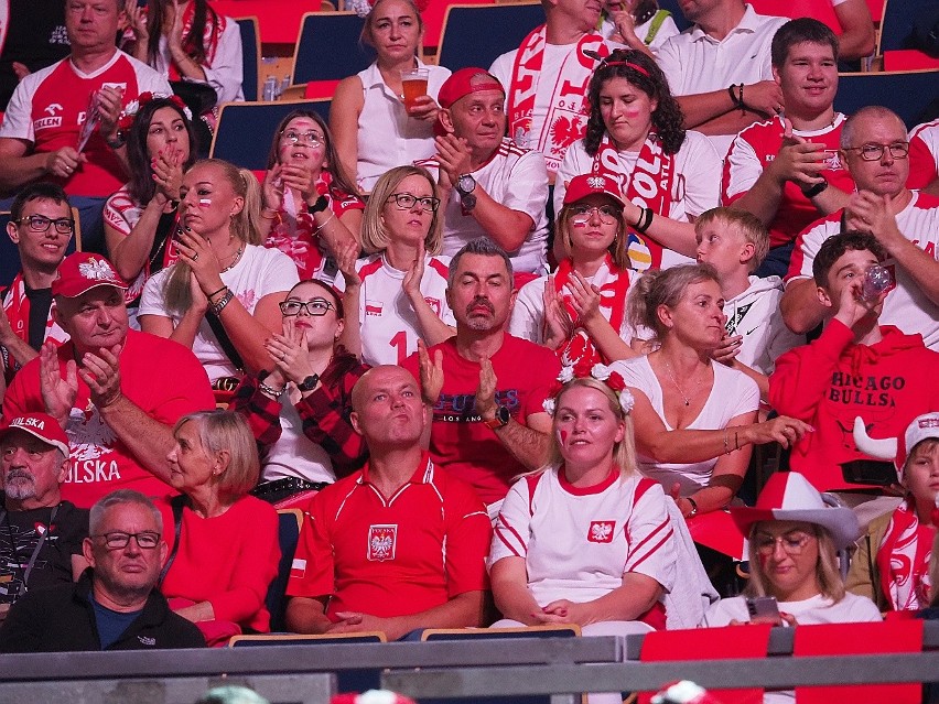 Zdjęcia kibiców z meczu siatkówki kobiet Polska-USA. Polki wciąż w grze o igrzyska w Paryżu! ZDJĘCIA
