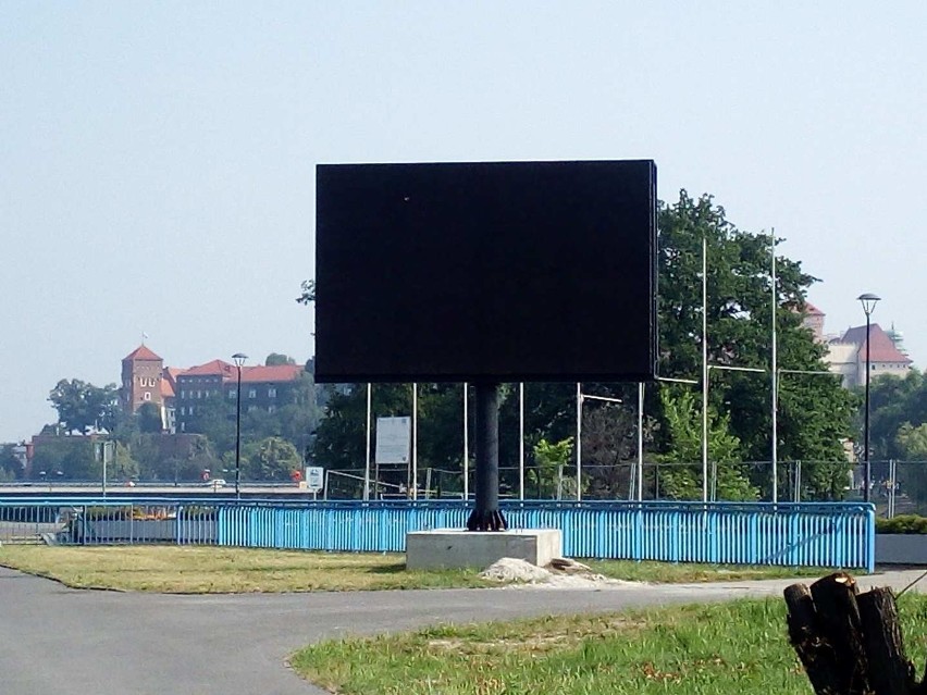 Urzędnicy nie dostrzegli gigantycznej tablicy ledowej