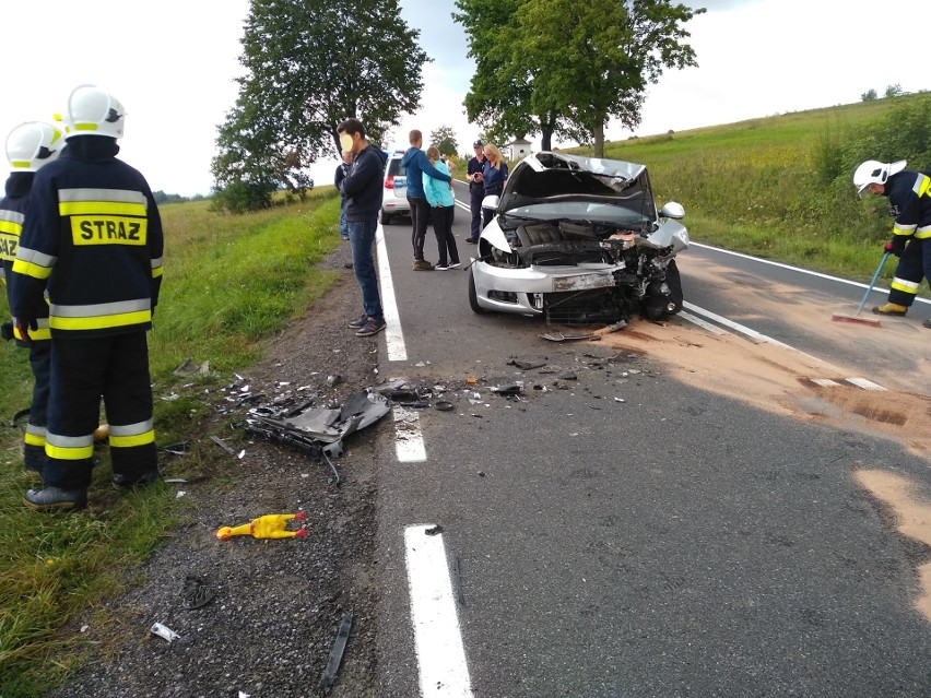 Orawa. Poważny wypadek w Jabłonce. Dwa auta zderzyły się czołówo [ZDJĘCIA]