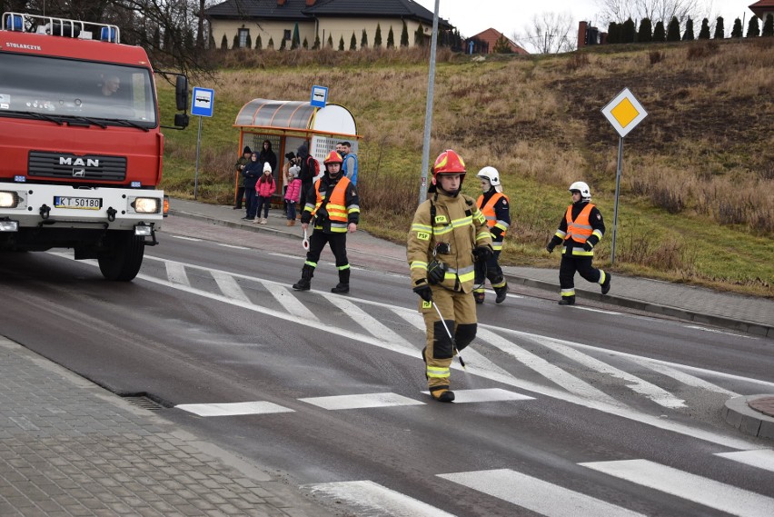 Tarnów-Tuchów. Strażacy zmywają wielką plamę oleju na drodze. Kierowcy stoją w korkach