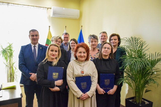 Pracownicy, którzy otrzymali podziękowania z okazji Dnia Pracownika Socjalnego. Więcej na kolejnych slajdach.