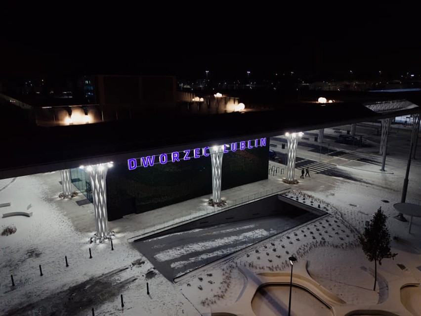 Dworzec Lublin z podświetlanym napisem. Zdjęcia
