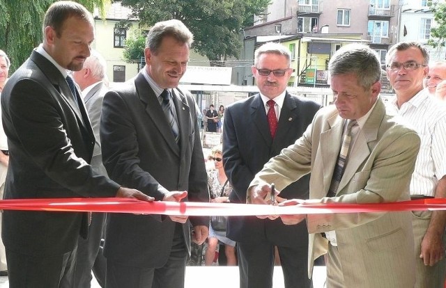 Jako pierwszy czerwoną wstęgę podczas otwarcia marketu przeciął Andrzej Zoch, szef rady nadzorczej buskiej PSS Społem.  