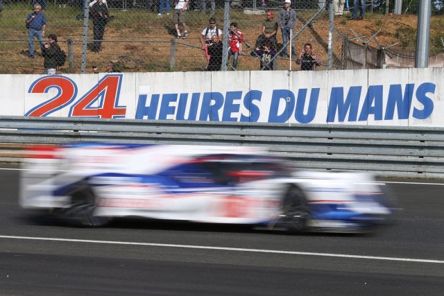 W najbliższy weekend na fanów szybkich samochodów czeka wielkie święto – 24-godzinny wyścig Le Mans. To jedna z największych i najstarszych imprez w świecie motorsportu. W tym roku na torze Circuit de la Sarthe zadebiutuje nowy bolid Toyoty – TS050 Hybrid / Fot. Toyota