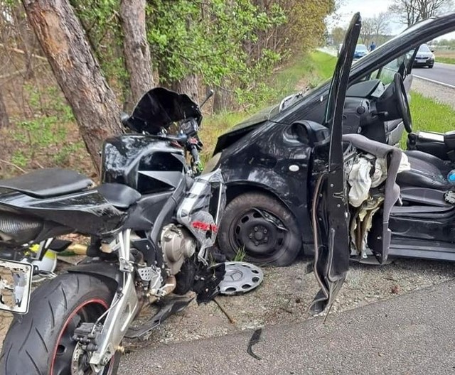 30 kwietnia po godz. 15:00 doszło do wypadku na drodze wojewódzkiej nr 305. Motocyklista zderzył się ze samochodem osobowym. Przejdź do kolejnego zdjęcia --->