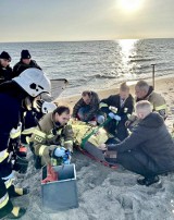 Szybka interwencja mieszkańców i policji uratowała życie tonącemu mężczyźnie przy plaży w Mechelinkach