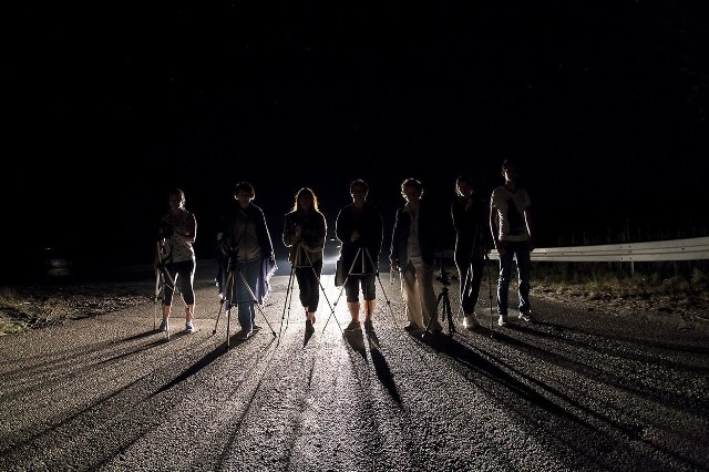 Plenery fotograficzne „Od zmierzchu do świtu” odbywały się w takich miejscowościach, jak między innymi Umianowice czy Skowronno Dolne, gdzie uczestnicy zrobili sobie to pamiątkowe zdjęcie. Ich prace zostaną pokazane na wystawie w Galerii u Prażucha w Centrum Kultury w Pińczowie.