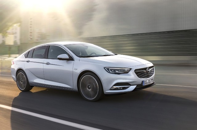 Opel Insignia Nowy model Insignii oferuje w standardzie systemy wspomagania kierowcy, takie jak system ostrzegania przed kolizją (FCA) z funkcją wykrywania pieszych, automatyczne hamowanie awaryjne, system ostrzegania o niezamierzonej zmianie pasa ruchu, asystenta pasa ruchu z funkcją automatycznej korekty toru jazdy oraz monitorowanie odległości od poprzedzającego pojazdu. Zwiększenie bezpieczeństwa zapewnia także aktywna przednia maska, która poprawia ochronę pieszego w razie wypadku.Fot. Opel