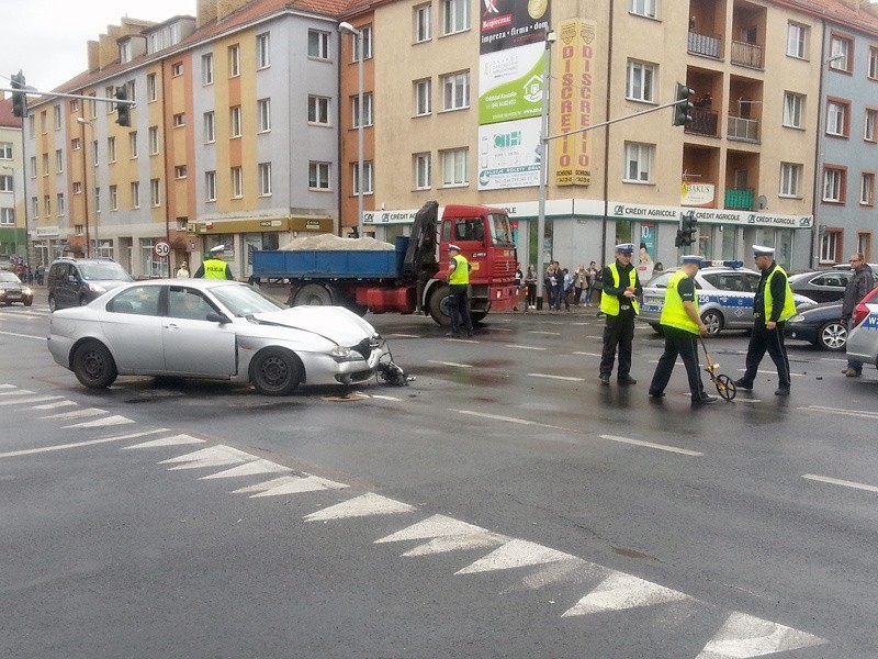 Policjanci ustalają przebieg kolizji.