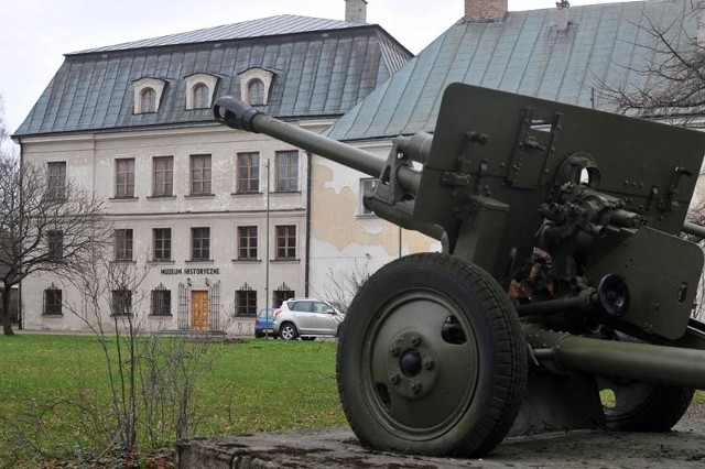 Zespół Pałacowo-Parkowy to ponad 10 hektarów zabytkowego parku, z XVIII -wiecznym pałacem i innymi zabudowaniami. Od lat 60. mieści się tu muzeum, znane z ekspozycji militarnych, poświęconych m.in. operacji karpacko-dukielskiej. To ostatnia nieruchomość, jaką odzyskują Tarnowscy w ciągu 12 lat starań o zwrot majątku w Dukli. Wcześniej przejęli ratusz i trzy kamienice. - Dwie z nich zostały sprzedane, ratusz powoli remontujemy - mówi Jan Tarnowski.