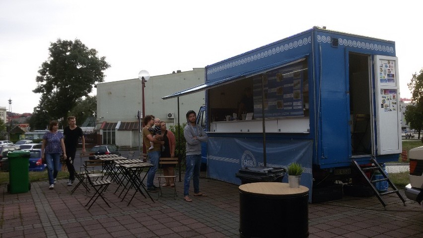 Jaworzno: Food trucki przed halą widowiskowo-sportową i dobra muzyka [ZDJĘCIA]