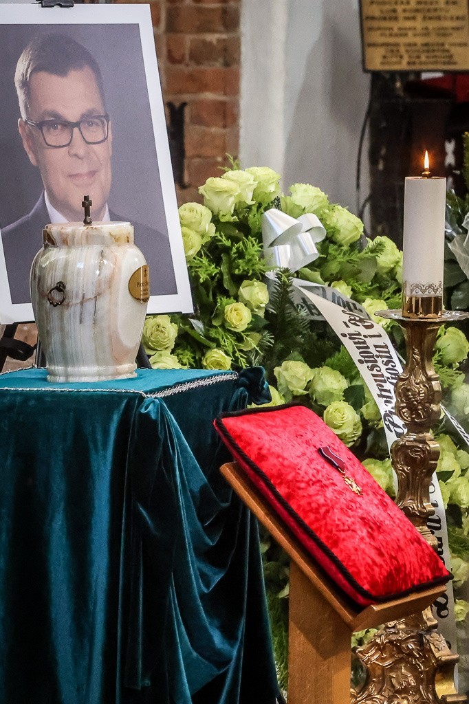 Pogrzeb Piotra Świąca [ZDJĘCIA]. Dziennikarz TVP został pochowany na cmentarzu Srebrzysko. Zginął w tragicznym wypadku