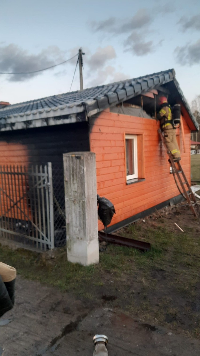 Zapalił się poddasze w budynku, który wyremontował program...