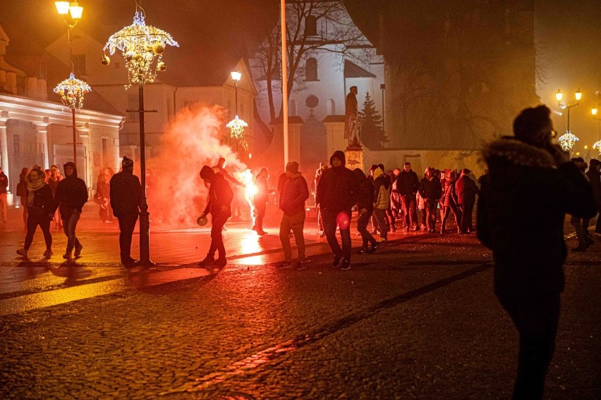 Kibice Jagiellonii Białystok odpalą race w centrum miasta....