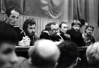 Spotkanie strajkujących członków NZS w czasie stanu wojennego. Uniwersytet Gdański 1981 r. Marek Sadowski drugi od lewej. Fot. Leszek Biernacki