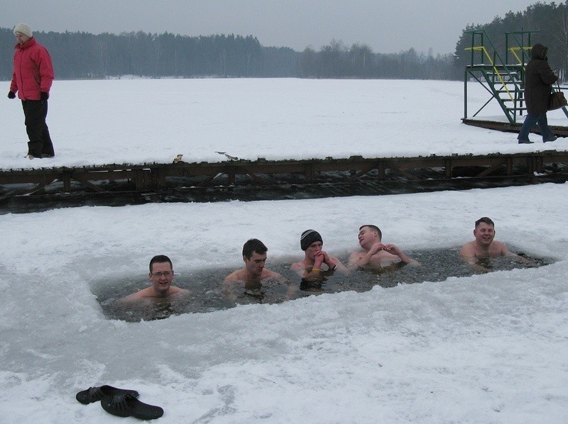 Kąpiel morsów w Miastku. Jezioro Lednik - 27.01.2013