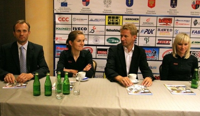 Od lewej: dyrektor mistrzostw Zbigniew Piątek, Maja Włoszczowska, trener kadry MTB i grupy CCC Polkowice Andrzej Piątek oraz Anna Szafraniec.