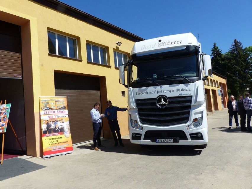 Firma Mercedes-Benz gościła w Zespole Szkół numer 1 w Opatowie [ZDJĘCIA]