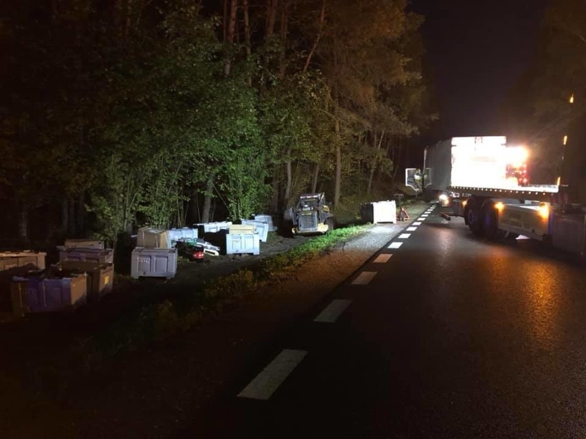 Ciężarówka wpadła nocą do rowu przy drodze krajowej numer 9 w Skaryszewie. Pomoc drogowa stawiała ją na koła [zdjęcia, wideo]