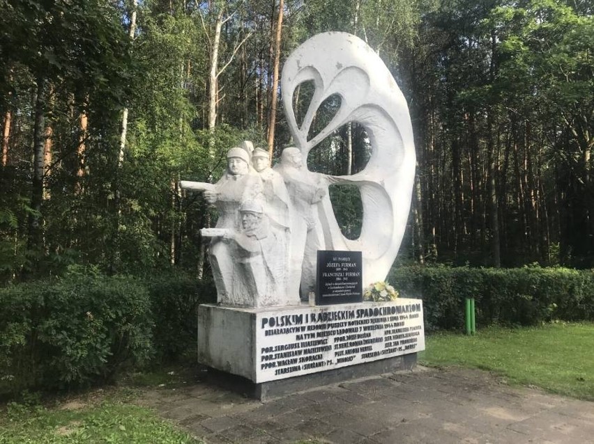 Pomnik polskich i radzieckich spadochroniarzy pod Sokołowem...