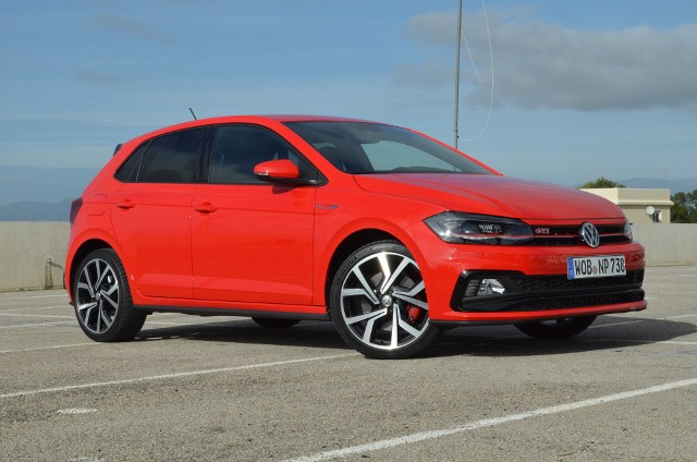 Volkswagen Polo GTI - testNajnowsze Polo GTI jest nieco większe niż Golf II GTI 1.8 16V. Ma o 7,5 cm większy rozstaw osi i jest około 260 kg cięższe. Najbardziej zyskuje na większej o 7 cm szerokości. Jest sporym, wygodnym, praktycznym samochodem z dzielonym niesymetrycznie i opuszczanym oparciem tylnej kanapy. Duży silnik przy spokojnej jeździe może zejść ze spalaniem poniżej 6 l/100 km, w czym pomoże tryb eko oraz seryjny start & stop. Mimo to Polo GTI „zagina czasoprzestrzeń”. Można jechać na pozór niespiesznie, a jednak bardzo sprawnie. Przede wszystkim jednak nasyci tych, którzy szukają czystej przyjemności z jazdy. Polo GTI jest również szybsze o 37 km/h niż Golf II GTI 1,8 16V, a do „setki” rozpędza się w czasie krótszym o 2,4 s.fot. Michał Kij