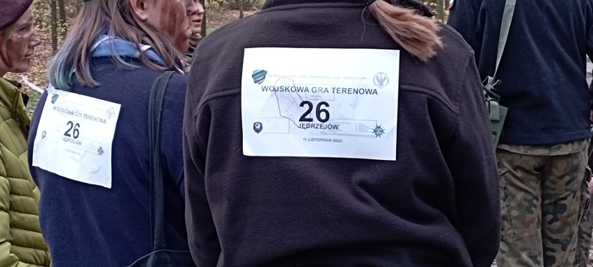 Wojskowa gra terenowa w Jędrzejowie z okazji Narodowego Święta Niepodległości 2022. Rywalizowało ze sobą około 150 osób. Zobacz zdjęcia