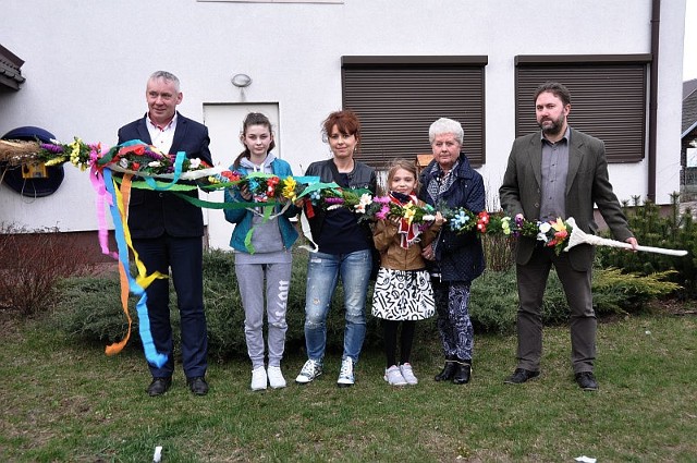 Najdłuższą palmę prezentują: Ola Ryszkiewicz, Katarzyna Bielecka, Gabrysia Bielecka, Maria Mosakowicz oraz wójt Stanisław Pacocha i dyrektor Adam Kubka