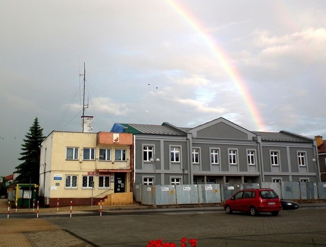 Tak wygląda ratusz po wybudowaniu. Kolor nie wszystkim się podoba.  