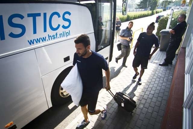 Piłkarze Zawiszy pakują się do autokaru. Na pierwszym planie Portugalczyk Bernardo Vasconcelos, z tyłu Brazylijczyk Wagner.