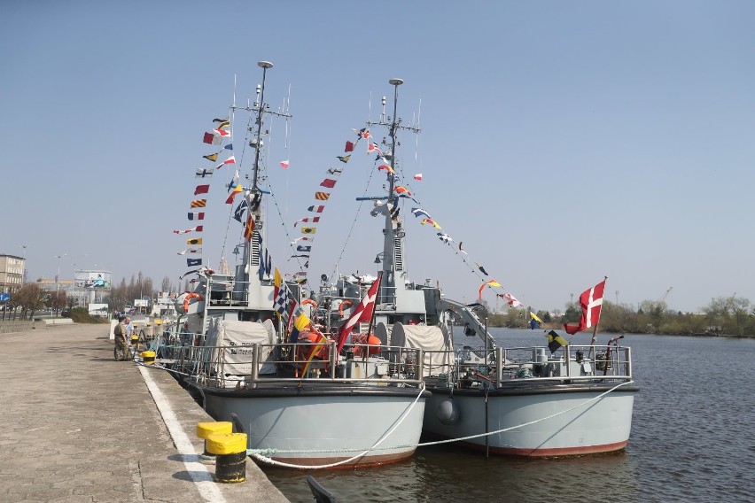 Duńskie okręty patrolowe MHV 903 Hjortoe oraz MHV 905 Askoe...