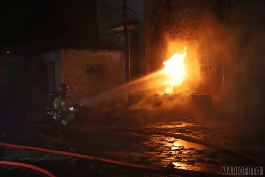 Pożar w Opolu. Od palet i opon zajęła się elewacja budynku