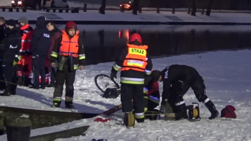 Akcja ratownicza w rzece Elbląg. Strażacy wydobyli 59-latka...