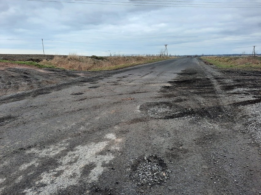 Droga w gminie Trzebiatów za 2 miliony złotych przetrwała tylko dwa miesiące! Mieszkańcy proszą o interwencję