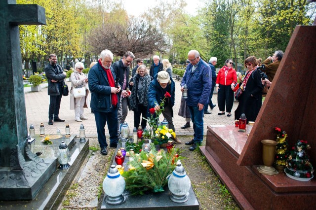 Przy grobie Piotra Skrzyneckiego spotkali się artyści Piwnicy i przyjaciele