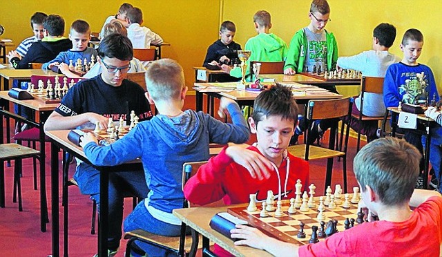 40 uczniów z całego powiatu przysuskiego wzięło udział w pierwszym turnieju szachowym dla ucznów podstawówek.
