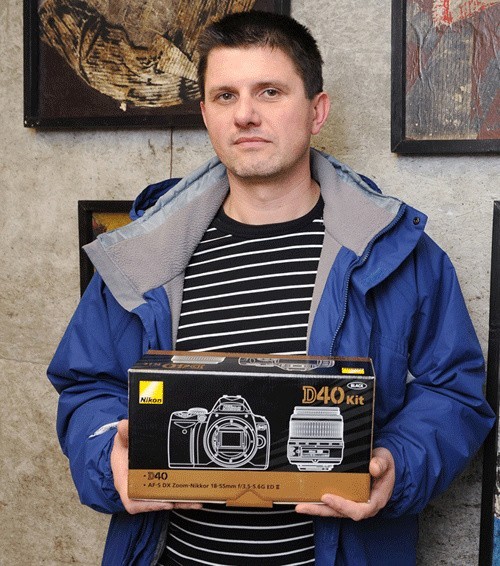 Robert Machowicz odebrał w redakcji główną nagrodę z naszego konkursu "Asy regionu&#8221; &#8211; aparat fotograficzny marki Nikon D40kit. 