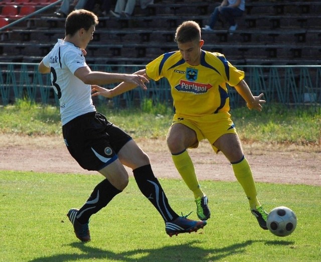 Kamil Stawiarski (z prawej) i jego koledzy z Juventy Starachowice pokonali wczoraj Hutnika Nowa Huta 2:1. 