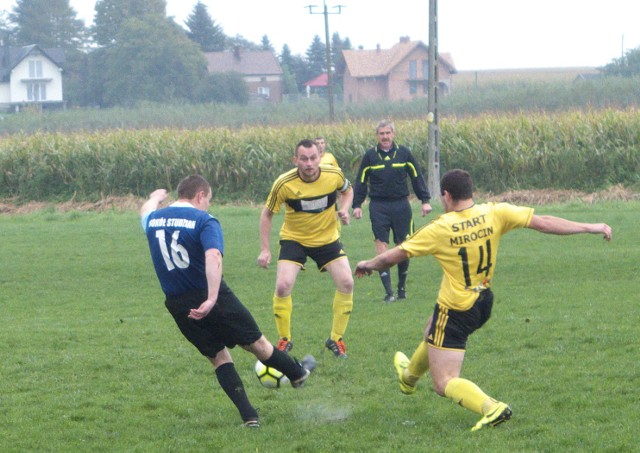 Start Mirocin (żółte koszulki) wygrał z Sokołem Studzian na jego boisku