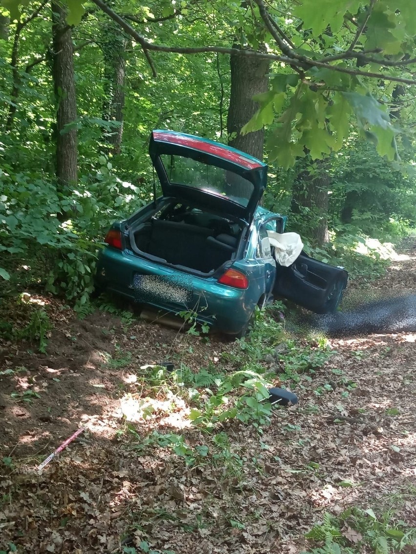 27-letni kierowca uciekał przed policją wąską drogą w Lasku...