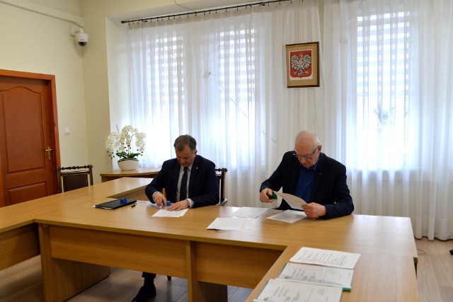 Burmistrz Połańca Jacek Nowak podpisał umowę na budowę altan z wykonawcą Stanisławem Walczykiem.