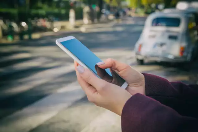 Nowy system ostrzegania drogowego dla pieszych, wpatrzonych w smartfony.