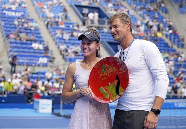 Triumfatorka turnieju WTA 500 w Tokio Weronika Kudermietowa i jej mąż oraz trener Siergej Demechin