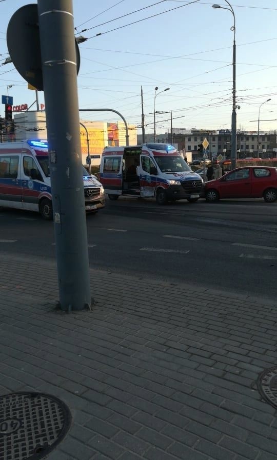 Karetka na sygnale zderzyła się z audi na skrzyżowaniu w Lublinie. Zobacz zdjęcia