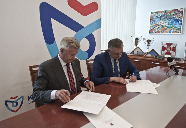 Umowę podpisali Piotr Jedliński i Stanisław Wziątek